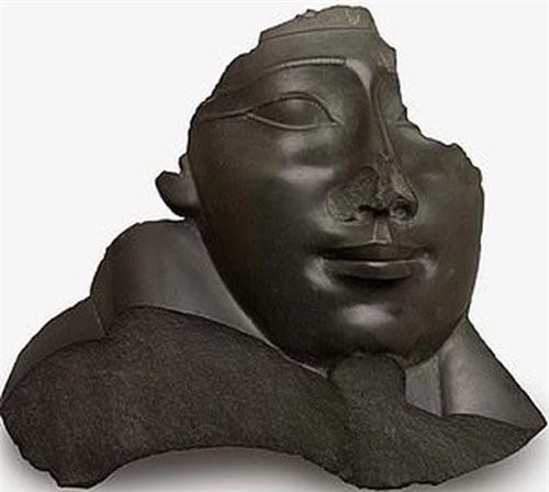 Trong những năm qua, các chuyên gia, nhà khảo cổ đã tìm thấy nhiều bức tượng Ai Cập cổ đại có một điểm chung đáng chú ý là chúng đều bị mất mũi.