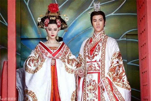 'Rùng mình' hoàng đế Trung Hoa 'yêu' cả mẹ kế lẫn cô ruột