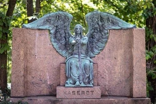Tượng thiên thần Haserot (Cleveland, Mỹ): Nghĩa trang Lake View của Cleveland là một khu di tích lịch sử, nơi an nghỉ của nhiều nhà công nghiệp nổi tiếng và cố tổng thống Mỹ James Garfield. Một trong những điểm tham quan đặc biệt ở đây là bức tượng thiên thần Haserot được đặt trên mộ của Francis Haserot. Ảnh: Tripsavvy.