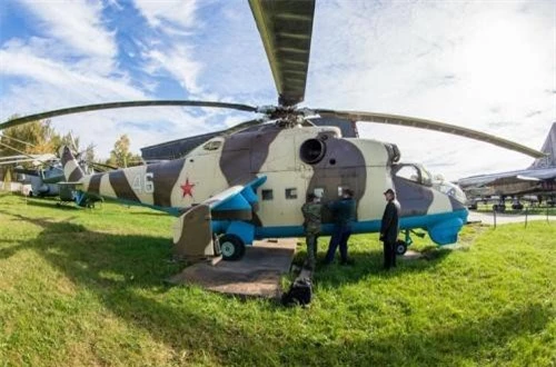  Theo Wikipedia, Mi-24 là trực thăng tấn công đầu tiên trong lịch sử phát triển vũ khí hàng không Liên Xô (Nga). Dù là đầu tiên và thường người ta ít có kinh nghiệm với những thứ mở đầu nhưng Mi-24 được coi là trực thăng vũ trang tốt nhất của Liên Xô (Nga). Việt Nam cũng có vinh dự trang bị loại trực thăng này vào những năm 1980. Nguồn ảnh: English Russia