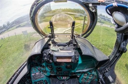  Thông thường trên trực thăng chiến đấu có buồng lái 2 chỗ ngồi: phi công và phi công điều khiển vũ khí. Đây có thể là vị trí ngồi của phi công lái máy bay, còn vị trí phía dưới là của người dùng vũ khí với tầm nhìn bố trí tốt hơn. Nguồn ảnh: English Russia