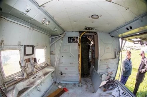 Điều kỳ thú là khoang chở quân này lại có cửa thông với cabin lái trên Mi-24, dù vẫn có một cánh cửa ngăn cách. Nguồn ảnh: English Russia