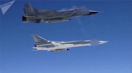 Tiêm kích MiG-31K mang tên lửa Kh-47M2 Kinzhal bay cùng oanh tạc cơ siêu âm Tu-22M3. Ảnh: Sputnik.