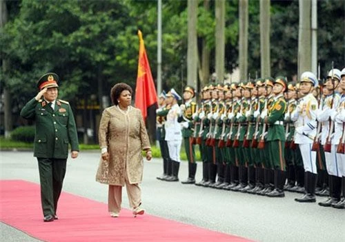 Theo báo QĐND, hôm 22/8, Bộ trưởng Quốc Phòng và Cựu chiến binh Cộng hòa Nam Phi - bà Nosiviwe Noluthando Mapisa - Nqakula đẫn đầu Đoàn đại biểu quân sự cấp cao Bộ Quốc phòng Nam Phi, thăm chính thức Việt Nam từ ngày 22 đến 26/8. Ảnh: Đại tướng Ngô Xuân Lịch và bà Nosiviwe Noluthando Mapisa - Nqakula duyệt Đội danh dự Quân đội nhân dân Việt Nam. Ảnh: QĐND