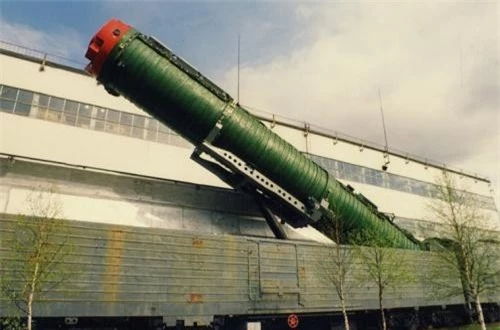 Tất nhiên, sau cùng thì Viện thiết kế Yuzhnoye vẫn hoàn thành nhiệm vụ được giao với biến thể hệ thống tên lửa đạn đạo liên lục địa phóng từ tàu hỏa R-23 UTTKh Molodets (Tổng cục Pháo binh – Tên lửa Bộ Quốc phòng Liên Xô gọi là 15Zh61; NATO định danh là Scapel còn Tình báo Quốc phòng Mỹ DIA gọi là SS-24), chính thức triển khai năm 1989. Ảnh: Wikipedia