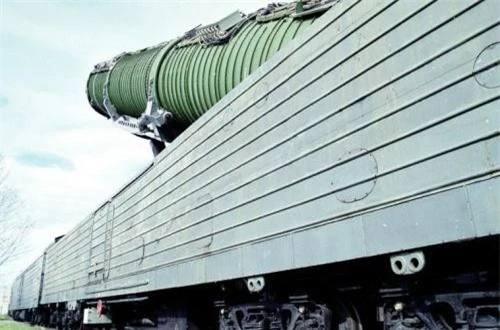 Theo Wikipedia, toàn bộ ống phóng chứa tên lửa được đặt gọn trong toa tàu hỏa dài, hệ thống giá phóng cho phép tên lửa triển khai sẵn sàng phóng trong 15 phút. Ảnh: Wikipedia