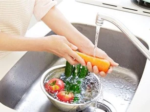 Không phải muối, bạn phải cho thứ này vào nước, rau quả mới sạch vi khuẩn và thuốc trừ sâu