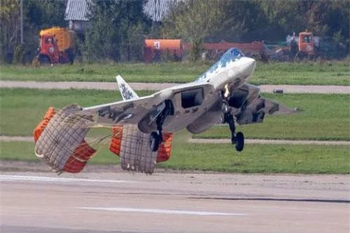 Su-57 bung dù hãm tốc trước khi tiếp đất.
