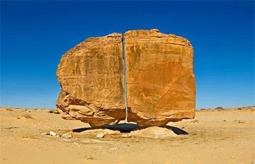 Khối đá tự nhiên Al Naslaa. Khối đá tự nhiên Al Naslaa.