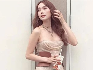 Minh Hằng trẻ trung ở tuổi 32 khi vô tình lọt ống kính người qua đường, nhưng đôi chân "lực điền" mới gây chú ý