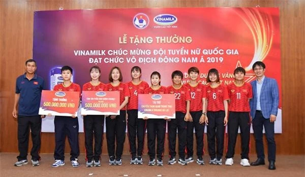 Ông Phan Minh Tiên, Giám đốc Điều hành Marketing & Kinh Doanh Vinamilk đại diện trao tặng các phần thưởng cho Đội tuyển Bóng đá nữ quốc gia