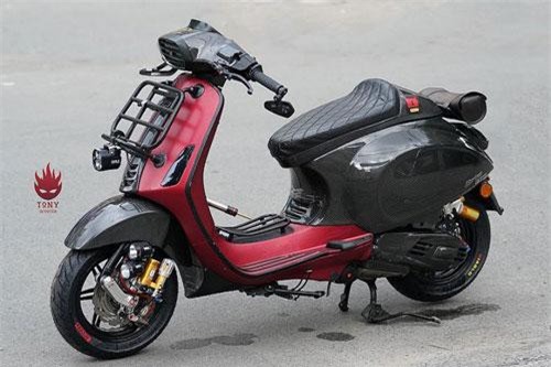 Vespa Sprint độ full carbon, phong cách xe đua tại Sài Gòn
