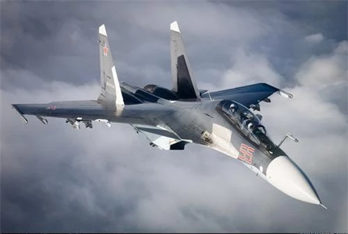 Tiêm kích Su-30SM của Nga với ống pitot ở chóp mũi. Ảnh: Airlines.net