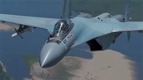 Ống pitot đã được lược bỏ trên chóp mũi tiêm kích Su-35S. Ảnh: Sputnik.