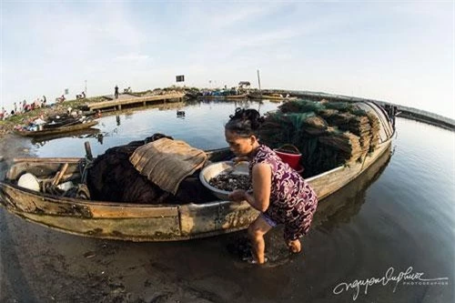 Ngôi làng nghèo có vẻ đẹp hoang sơ và bình yên, mỗi khi bình minh những chiếc thuyền nhỏ lần lượt trở về sau một đêm dài đánh bắt tôm, cá. 