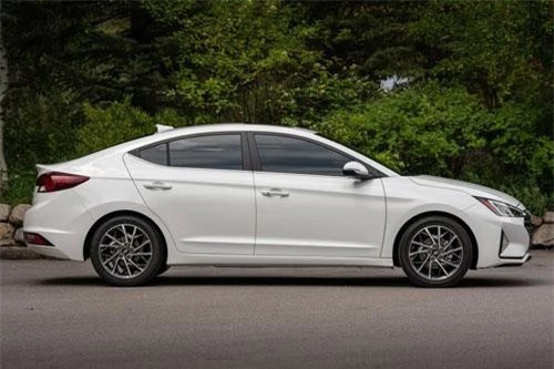 8. Hyundai Avante (doanh số: 4.893 chiếc).