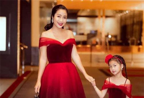 Con gái Ốc Thanh Vân khóc sướt mướt vì bị mẹ bắt gặp đang tô son, phản ứng của mẹ Ốc mới khiến mọi người ngạc nhiên