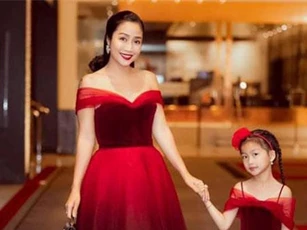 Con gái Ốc Thanh Vân khóc sướt mướt vì bị mẹ bắt gặp đang tô son, phản ứng của mẹ Ốc mới khiến mọi người ngạc nhiên