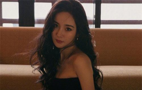 Cũng giống Song Hye Kyo, Dương Mịch hậu ly hôn càng ngày càng táo bạo diện váy khoe body hút mắt