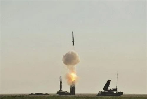 Tên lửa đánh chặn 9M82M Giant thuộc tổ hợp phòng không lục quân S-300VM Antey-2500 rời bệ phóng. Ảnh: TASS.