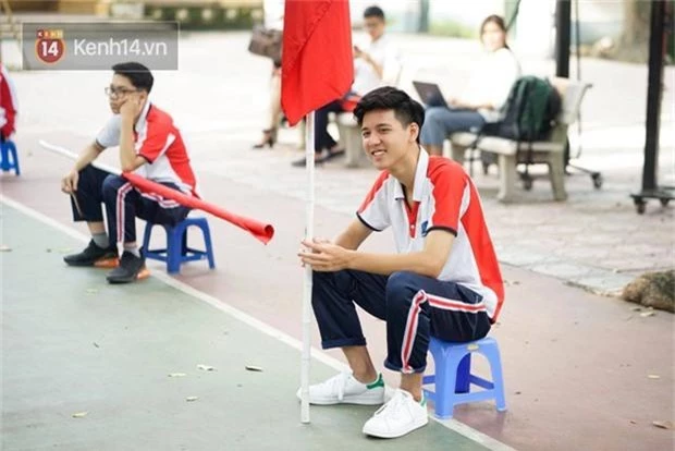 Hotboy cầm cờ đình đám một thời của trường Phan Đình Phùng nhan sắc thay đổi chóng mặt, gương mặt bây giờ phúng phính cực đáng yêu - Ảnh 8.