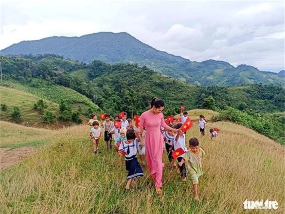 Lễ khai giảng của 34 trò, 2 cô và 1 đại biểu lãnh đạo là trưởng nóc - Ảnh 14.