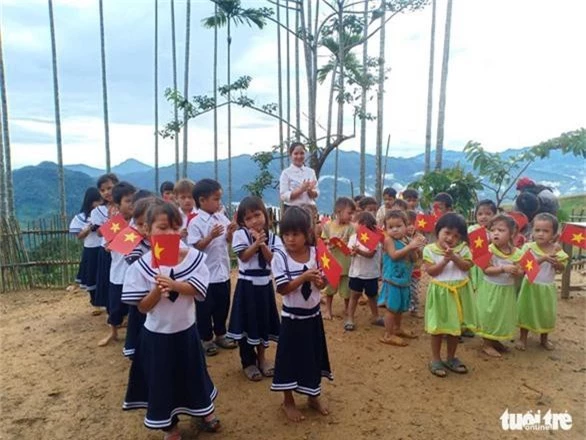 Lễ khai giảng của 34 trò, 2 cô và 1 đại biểu lãnh đạo là trưởng nóc - Ảnh 8.