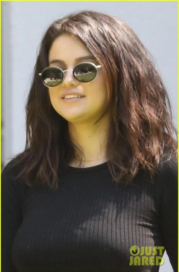 Lên cân như Selena Gomez: Mặt ngấn nọng cằm nhưng để mặt mộc, dắt chó đi dạo sương sương thôi cũng gây bão - Ảnh 2.