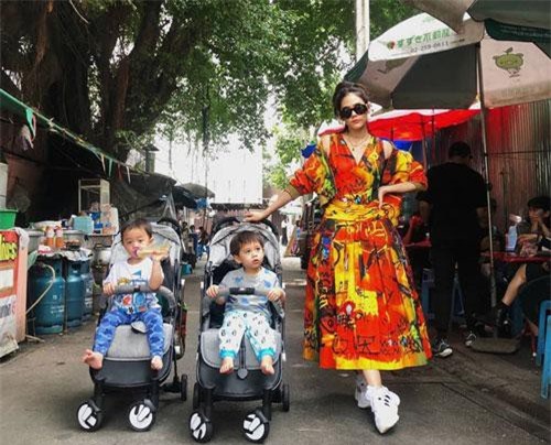 Đưa con dạo phố như "nữ hoàng thảm đỏ" Thái Chompoo: "Chanh sả" như catwalk, thần thái 2 bé còn đỉnh hơn