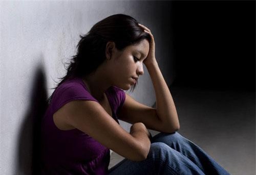 3 năm trời mới đưa tôi đi chơi nhưng vừa gặp vợ cũ, chồng lại giới thiệu tôi bằng một danh xưng đầy tủi nhục khiến tôi muốn ly hôn ngay lập tức