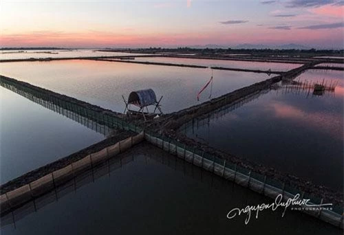 Pha Tam Giang là đầm phá lớn nhất Đông Nam Á, nằm trong vùng lân cận của 4 huyện gồm Phong Điền, Quang Điền, Hương Trà và Phú Vàng ở tỉnh Thừa Thiên - Huế. Nơi đây sở hữu một vẻ đẹp hoang sơ và bình yên.