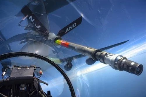 Quá trình tiếp liệu trên không cho tiêm kích F-16 thường được thực hiện ở độ cao từ 7500 cho tới 10.000 mét so với mực nước biển. Nguồn ảnh: Sina.