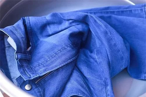 Đổ muối vào quần Jean giúp cho quần jean không bạc màu.