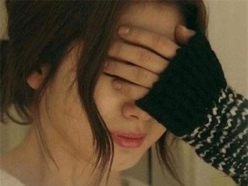 Từ nước ngoài trở về dự đám cưới mẹ, con gái giật mình khi thấy mặt bố dượng