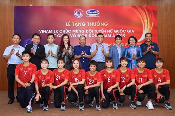 Các đại biểu dự lễ trao thưởng chúc mừng Đội tuyển Bóng đá nữ quốcgia vô địch Đông Nam Á 2019