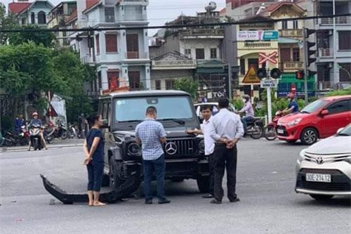 Tài xế taxi "rớt mồ hôi" khi tông phải Mercedes-AMG G63 giá 13 tỷ đồng