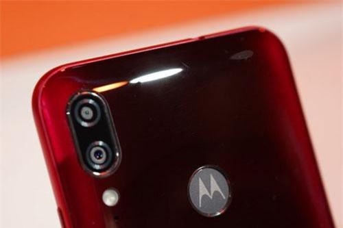 Motorola ra mắt smartphone chống nước, camera kép, giá hấp dẫn