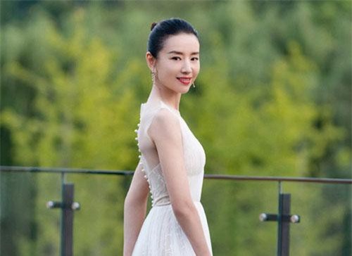 Quên dáng vẻ tiều tụy thường thấy đi, nàng "Chúc Anh Đài" Đổng Khiết "lột xác" với nhan sắc tươi trẻ ở tuổi 39