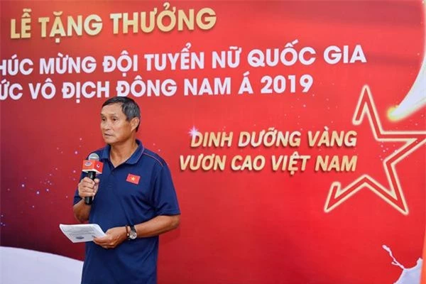 HLV trưởng Mai Đức Chung phát biểu cảm ơn và thay mặt đội tuyển thể hiện quyết tâm sẽ thi đấu hết mình vì màu cờ sắc áo, đáp lại sự tin tưởng của người hâm mộ nước nhà