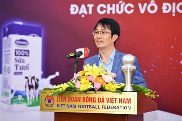 Ông Phan Minh Tiên phát biểu chúc mừng đội tuyển đã đạt thành tíchxuất sắc tại Giải vô địch Bóng đá nữ Đông Nam Á 2019