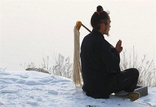 Nước quá trong thì không có cá, người soi xét quá thì không có tri âm