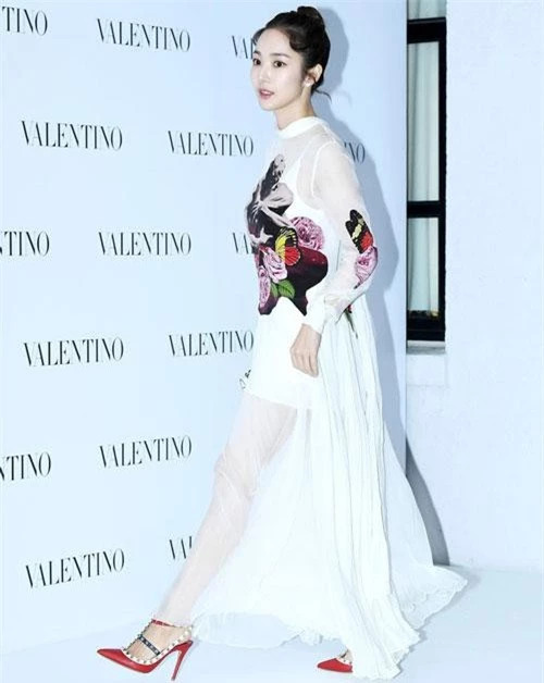 Park Min Young diện đầm trắng tinh khôi, xuyên thấu nhẹ khoe đôi chân nuột nà