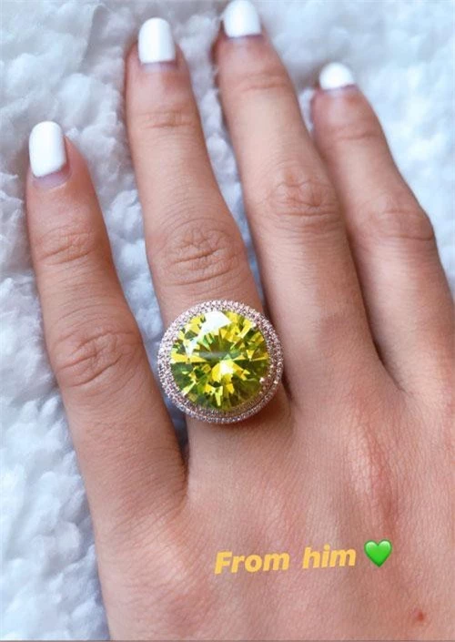  Món quà đặc biệt nhất dành cho người đẹp phải kể đến là chiếc nhẫn đá quý cỡ "khủng".