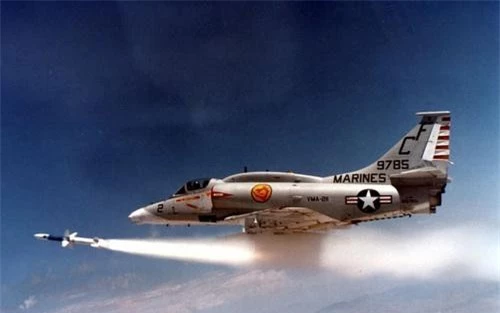 Cường kích A-4 Skyhawk đang phóng tên lửa chống radar AGM-45 Shrike. Ảnh: War History Online.