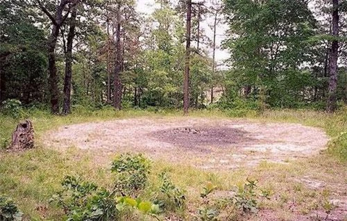 Nằm trong khu rừng ở ngoại ô thành phố Siler, tiểu bang Bắc Carolina, Mỹ, " vòng tròn của Quỷ" (Devil's Tramping Ground) là địa điểm xảy ra những hiện tượng bí ẩn mãi chưa tìm ra lời giải.