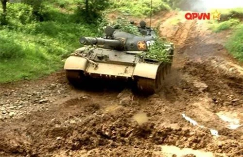 Xe tăng T-62 của Việt Nam huấn luyện trên điều kiện địa hình khắc nghiệt