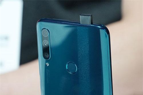 Cận cảnh smartphone 3 camera sau, RAM 8 GB, giá ‘mềm’