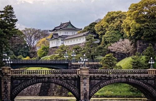  Cung điện Hoàng gia, Nhật Bản: Địa điểm được xây dựng trên vị trí của thành Edo trước đây, thuộc khu công viên rộng lớn bao quanh bởi những con hào và bức tường đá. Hoàng cung hiện là nơi cư trú của Hoàng gia Nhật Bản. Do đó, khu vực bên trong cung điện thường không mở cửa cho công chúng, ngoại trừ ngày 2/1 (mừng năm mới) và 23/12 (sinh nhật của Hoàng đế). Ảnh: Shutterstock.