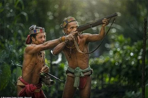 Hai người đàn ông thuộc bộ lạc Mentawai dùng súng thô sơ để săn bắn.