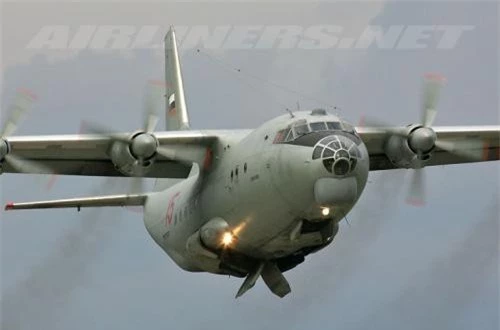 Thứ 5, máy bay vận tải quân sự và dân sự hạng trung 4 động cơ An-12, thực hiện các nhiệm vụ vận chuyển hàng hóa đến chiến trường và chở thương binh hay liệt sĩ từ chiến trường về Liên Xô. 10 máy bay An-12 đã bị bắn hạ hoặc gặp sự cố trong cuộc chiến. Ảnh: Wikipedia